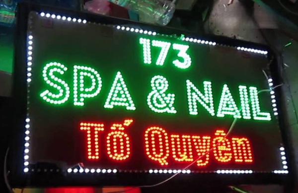 Biển vẫy Nhà thuốc - Đèn LED chữ thập màu xanh Y tế Bảng giá làm biển led vẫy spa tại Quảng Cáo 24H