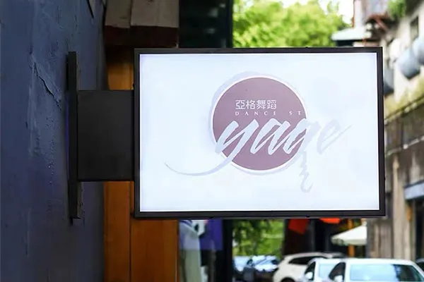 Bảng vẫy Alu khung nhôm - Kiểu dáng chữ nhật bền đẹp Bảng giá làm biển vẫy alu tại Quảng Cáo 24H