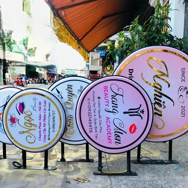 Hộp đèn Mica hút nổi - Chất liệu Acrylic trong suốt hai mặt Biển vẫy mica là một trong những giải pháp quảng cáo hiệu quả được nhiều doanh nghiệp lựa chọn hiện nay