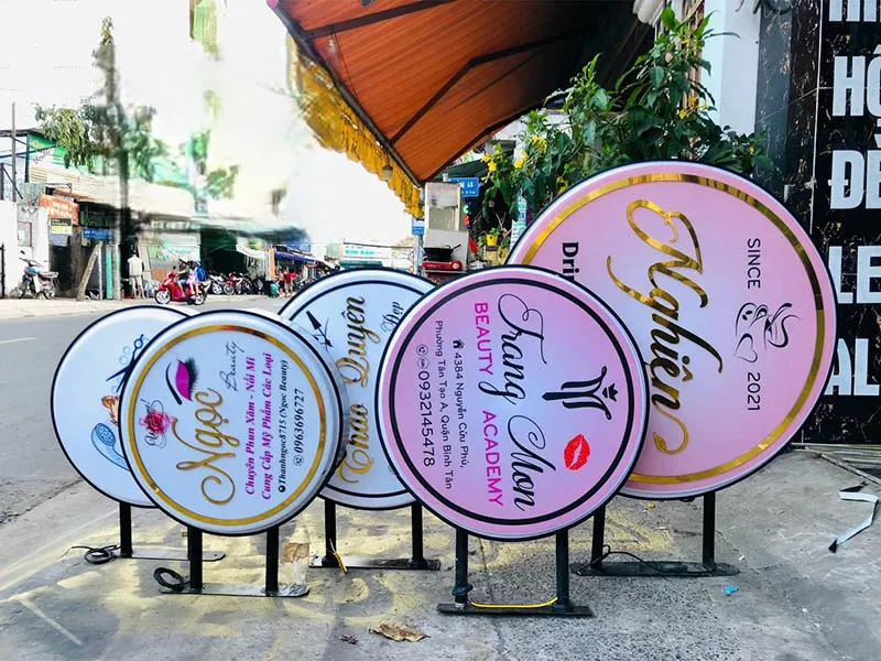 Hộp đèn Mica hút nổi - Chất liệu Acrylic trong suốt hai mặt Biển vẫy mica là một trong những giải pháp quảng cáo hiệu quả được nhiều doanh nghiệp lựa chọn hiện nay