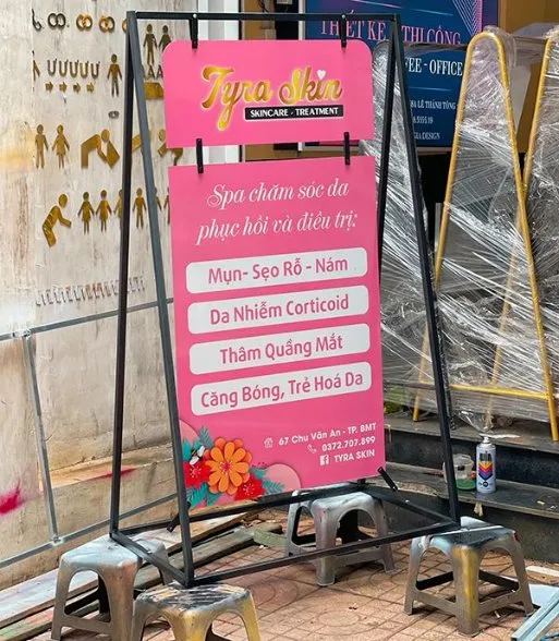 Standee khung Inox - Biển vẫy đứng chân kim loại sang trọng Các loại biển vẫy đứng phổ biến tại Quảng Cáo 24H