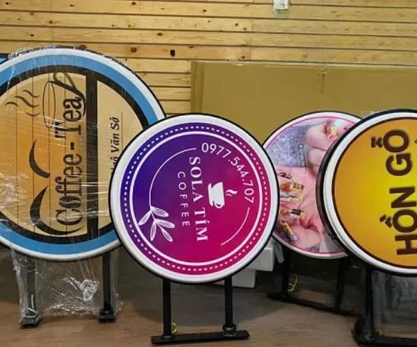 Hộp đèn Mica hút nổi - Chất liệu Acrylic trong suốt hai mặt Các mẫu biển vẫy mica đẹp, độc đáo tại Quảng Cáo 24H