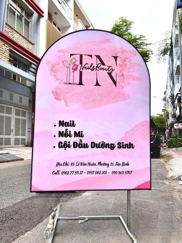 Biển vẫy Salon Tóc (Hair & Nail) - LED màu hồng thu hút Cac mau bien vay toc dep duoc ua chuong nam 2025 2