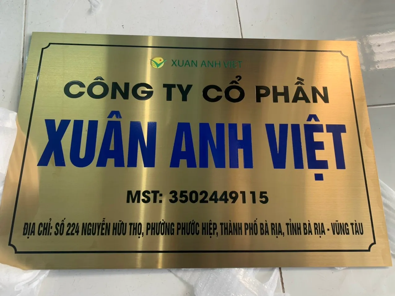 Biển Alu phủ Film PVC - Đa dạng màu sắc nhận diện thương hiệu Lợi ích khi sử dụng dịch vụ làm biển công ty alu tại Quảng Cáo 24H