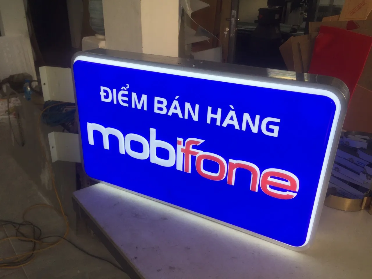 Lightbox LED vẫy - Hộp đèn siêu sáng tiết kiệm điện Những ứng dụng phổ biến của biển vẫy hộp đèn trong kinh doanh