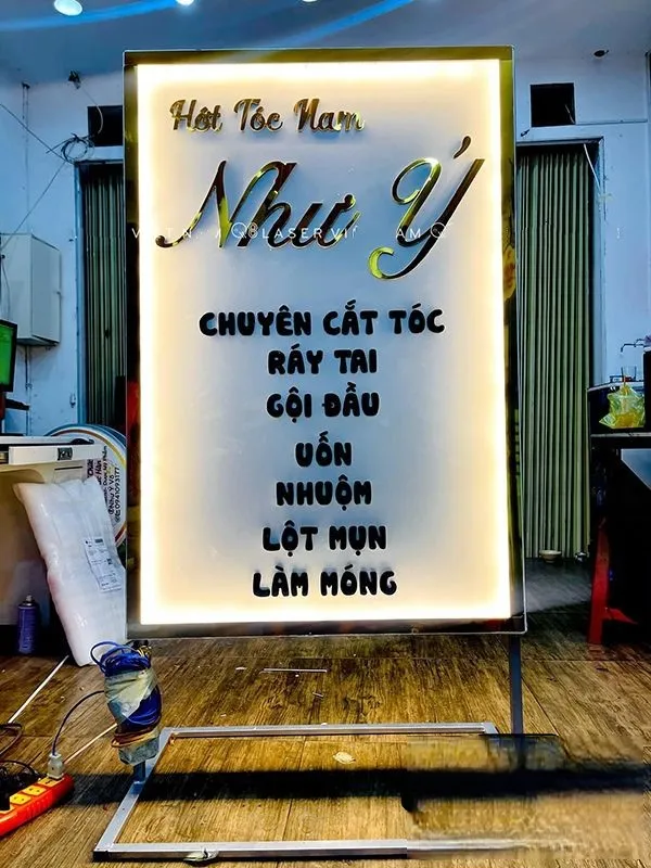 Standee khung Inox - Biển vẫy đứng chân kim loại sang trọng Quy trình làm biển vẫy đứng chuyên nghiệp tại Quảng Cáo 24H