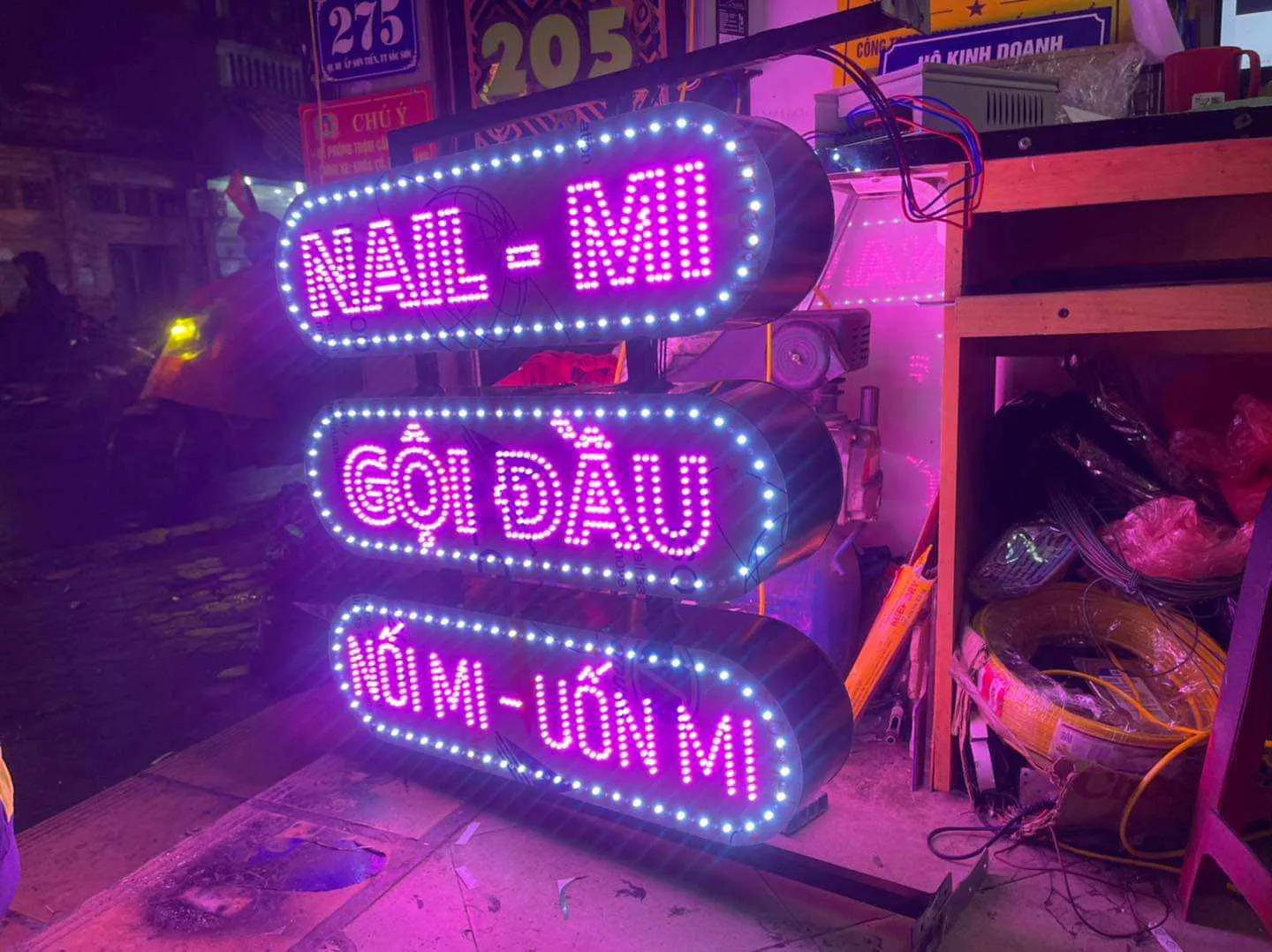 Biển vẫy LED RGB - Đổi màu đa hiệu ứng có điều khiển từ xa Quy trình làm biển vẫy led chuyên nghiệp tại Quảng Cáo 24H