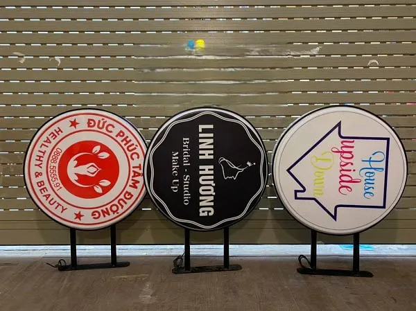 Hộp đèn Mica hút nổi - Chất liệu Acrylic trong suốt hai mặt Quy trình làm biển vẫy mica chuyên nghiệp tại Quảng Cáo 24H