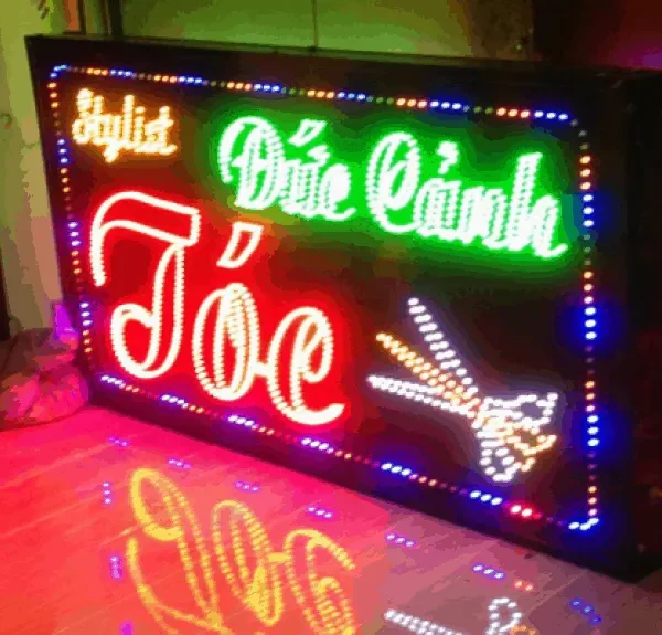 Biển vẫy LED RGB - Đổi màu đa hiệu ứng có điều khiển từ xa Ưu điểm nổi bật của dịch vụ làm biển vẫy led tại Quảng Cáo 24H