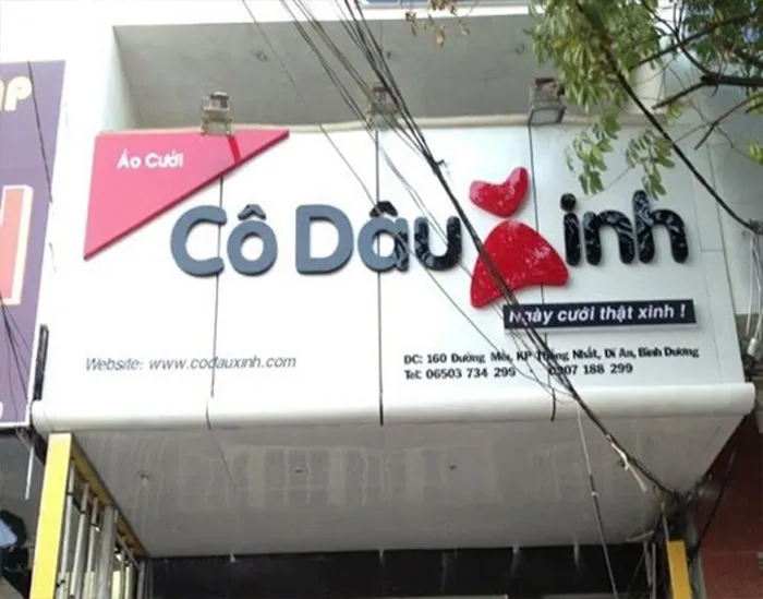 Mặt dựng Alu (Aluminium) - Bảng hiệu khung nhôm độ bền cao Bảng hiệu alu (hay còn gọi là biển hiệu alu) được làm từ chất liệu nhôm hợp kim Aluminium