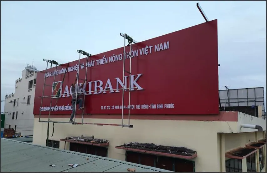 Mặt dựng Alu (Aluminium) - Bảng hiệu khung nhôm độ bền cao In Nhanh Pro hiểu rõ sự cấp bách của bạn và cung cấp dịch vụ làm bảng hiệu alu lấy liền nhanh chóng, uy tín, chất lượng