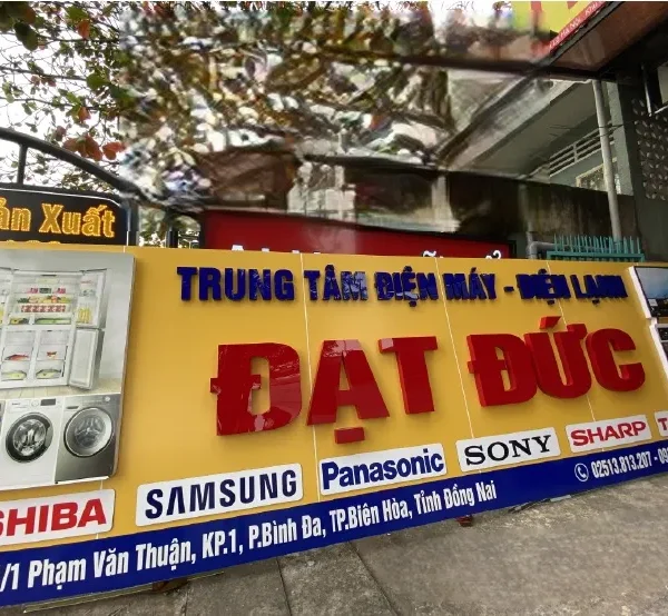 Mặt dựng Alu (Aluminium) - Bảng hiệu khung nhôm độ bền cao Bảng hiệu alu có khả năng chống chọi tốt với mọi điều kiện thời tiết khắc nghiệt như mưa, nắng, gió bão