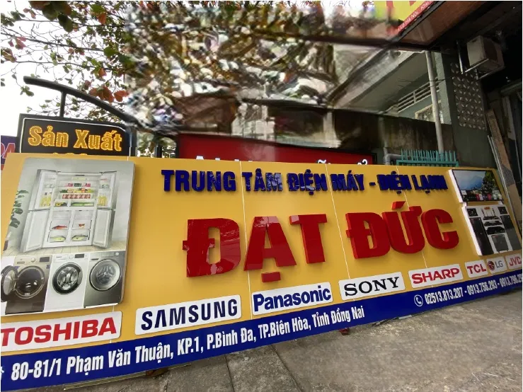 Mặt dựng Alu (Aluminium) - Bảng hiệu khung nhôm độ bền cao Bảng hiệu alu có khả năng chống chọi tốt với mọi điều kiện thời tiết khắc nghiệt như mưa, nắng, gió bão