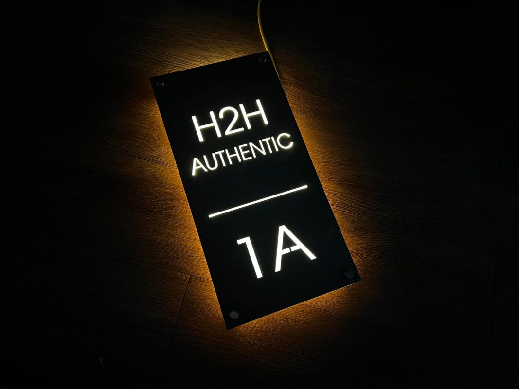 Biển số nhà Inox Mica - Thiết kế cao cấp hiện đại Quảng Cáo 24h tự hào là đơn vị làm biển số nhà đẹp TPHCM với tiêu chí: chất lượng - thẩm mỹ - giá thành hợp lý