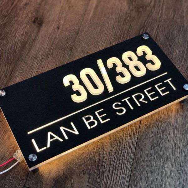 Biển số nhà Inox Mica - Thiết kế cao cấp hiện đại Ưu điểm vượt trội của bảng số nhà nhôm đúc là khả năng chống chịu thời tiết tốt, không bị oxi hóa và có thể tạo hình với các chi tiết phức tạp, tinh tế