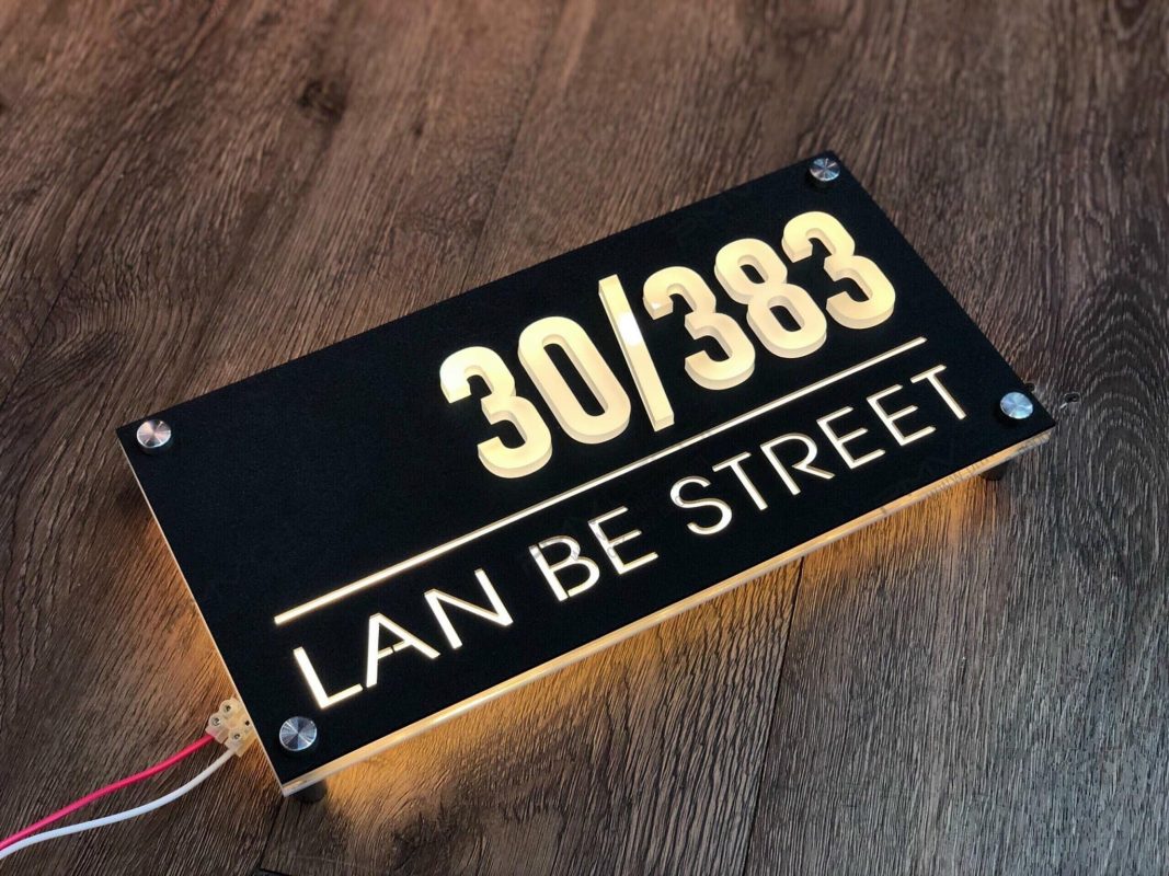 Biển số nhà Inox Mica - Thiết kế cao cấp hiện đại Ưu điểm vượt trội của bảng số nhà nhôm đúc là khả năng chống chịu thời tiết tốt, không bị oxi hóa và có thể tạo hình với các chi tiết phức tạp, tinh tế