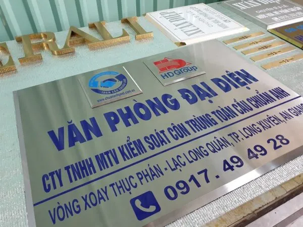Backdrop Văn phòng - Biển tên Mica Acrylic bóng đẹp Bien ten cong ty 8