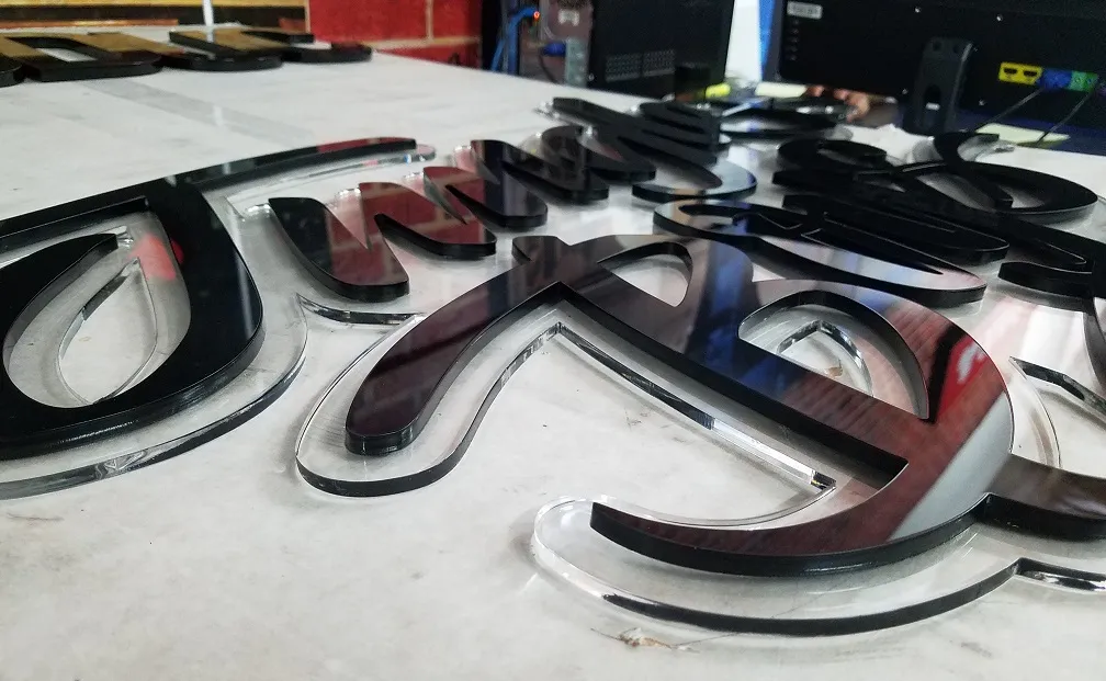 Logo Mica Uốn nổi - Gia công đa dạng kiểu dáng Các loại chữ mica phổ biến tại Quảng Cáo 24h