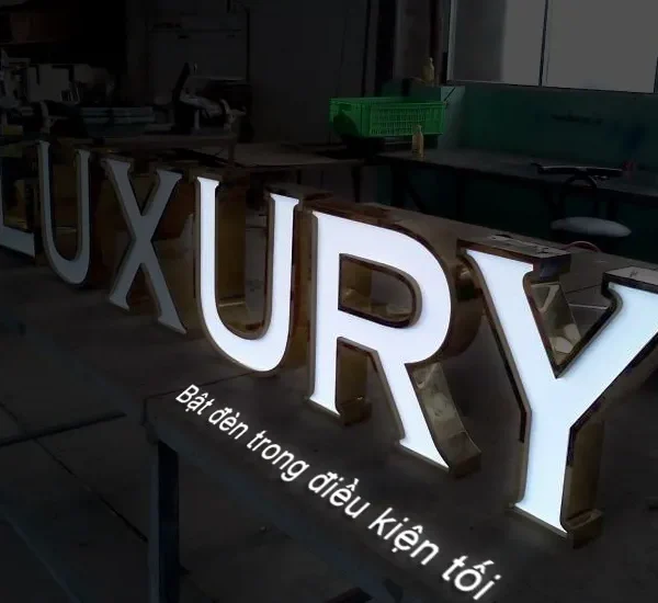 Chữ Inox lồng mặt Mica - Kết hợp viền kim loại đa sắc Quảng Cáo 24h sở hữu đội ngũ thiết kế và kỹ thuật viên với hơn 10 năm kinh nghiệm trong lĩnh vực làm chữ inox mặt mica