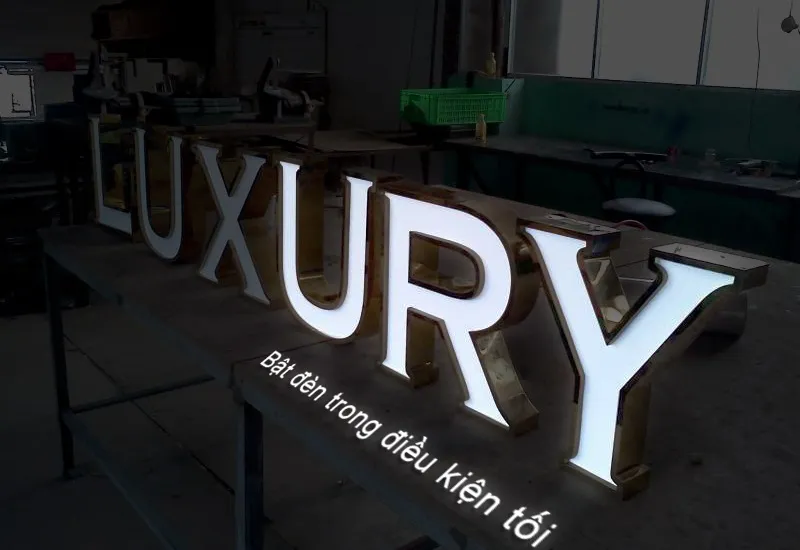 Chữ Inox lồng mặt Mica - Kết hợp viền kim loại đa sắc Quảng Cáo 24h sở hữu đội ngũ thiết kế và kỹ thuật viên với hơn 10 năm kinh nghiệm trong lĩnh vực làm chữ inox mặt mica