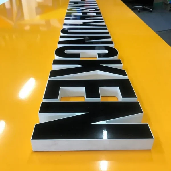 Logo Mica Uốn nổi - Gia công đa dạng kiểu dáng Quảng Cáo 24h tự hào là đơn vị thiết kế, thi công hàng nghìn dự án chữ mica cho các khách hàng