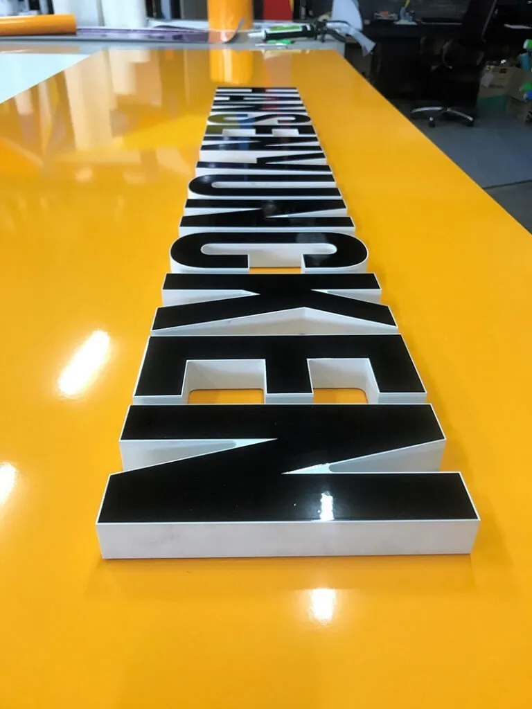 Logo Mica Uốn nổi - Gia công đa dạng kiểu dáng Quảng Cáo 24h tự hào là đơn vị thiết kế, thi công hàng nghìn dự án chữ mica cho các khách hàng