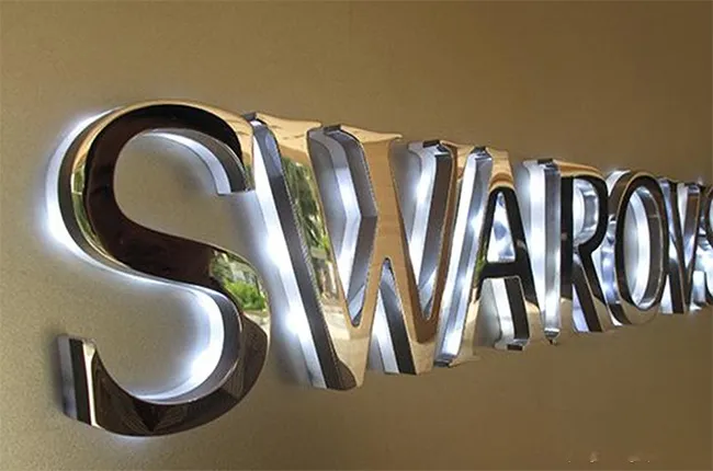 Chữ Inox Sáng chân (Led hắt) - Hiệu ứng ánh sáng hiện đại Thiết kế chữ inox hắt sáng chân là một quy trình đòi hỏi sự tỉ mỉ, chính xác và óc thẩm mỹ cao