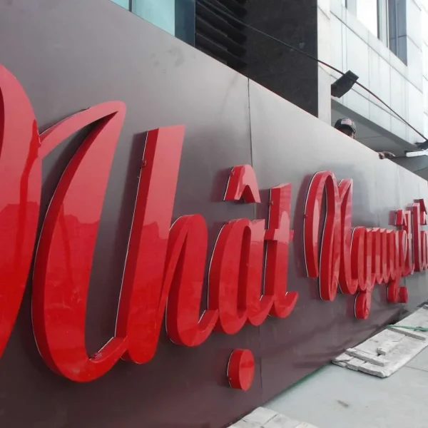 Logo Mica Uốn nổi - Gia công đa dạng kiểu dáng Cấu trúc và kiểu dáng của chữ mica cũng rất đa dạng, mỗi loại đều mang đến hiệu quả thẩm mỹ và chức năng khác nhau