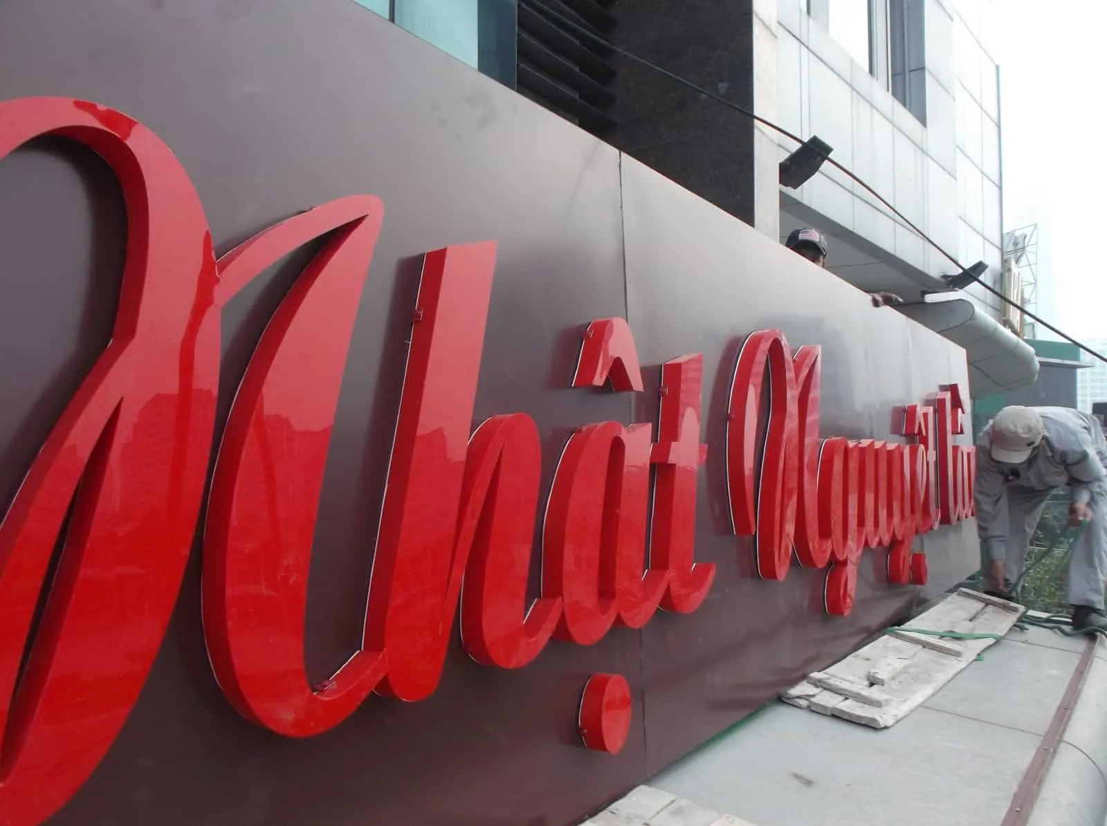 Logo Mica Uốn nổi - Gia công đa dạng kiểu dáng Cấu trúc và kiểu dáng của chữ mica cũng rất đa dạng, mỗi loại đều mang đến hiệu quả thẩm mỹ và chức năng khác nhau