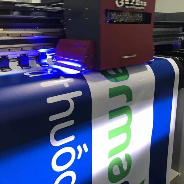 Bạt không gân (Bạt UV) - Mặt nhẵn mịn in tranh cao cấp Bạt không gân đã và đang trở thành một trong những chất liệu quảng cáo được ưa chuộng nhất hiện nay