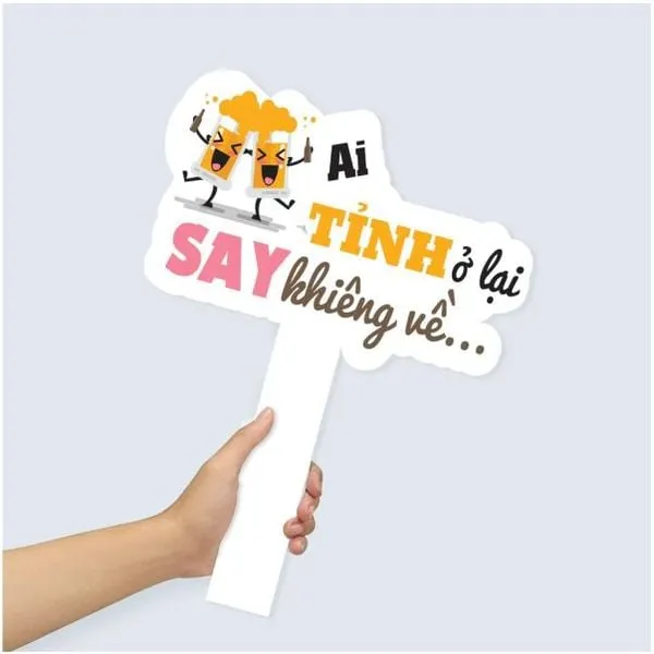 Nếu bạn có thời gian, khéo tay và muốn tiết kiệm chi phí tối đa, việc tự làm hashtag cầm tay tại nhà hoàn toàn khả thi