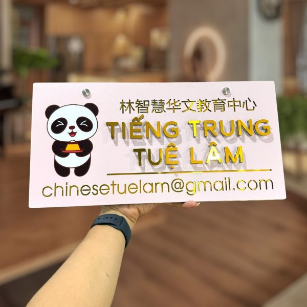 BIỂN SỐ NHÀ - DECOR TÊN SHOP, CỬA HÀNG. Mẫu nội dung Alu Vàng Gương – Nền màu có hình họa tiết. BSN-QC24H008