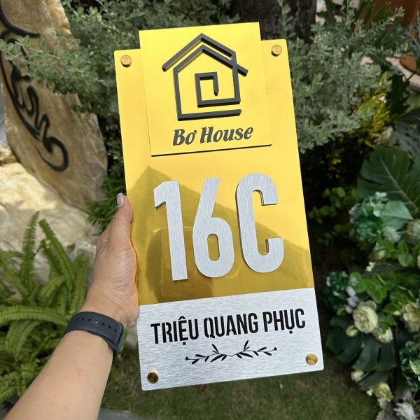 Biển Số Nhà. Nền Alcorest xước bạc + Vàng gương, số nổi 10mm + in UV nội dung – BSN-QC24H015