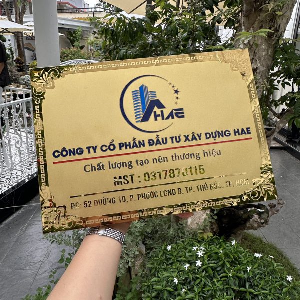 Bảng công ty. Inox 304 vàng gương. Dựng chân nổi. Nội dung, họa tiết ăn mòn. Ngoài trời, cao cấp. BCT-QC24H002