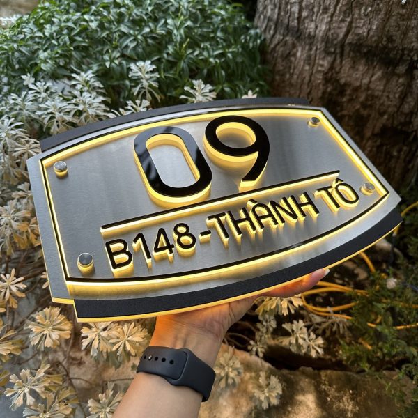 Biển Số Nhà. Có đèn LED – Inox 304 Xước Bạc + Mica cán đen sần, số nổi 10mm. BSN-QC24H009
