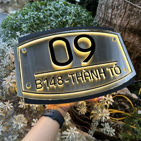 Biển Số Nhà. Có đèn LED – Inox 304 Xước Bạc + Mica cán đen sần, số nổi 10mm. BSN-QC24H009 z4671717568361 7566bf717a5cab68172bae58b15d45de 1536x1536 1