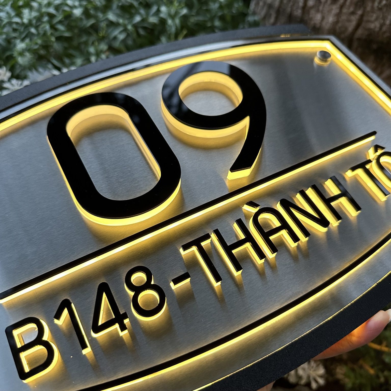 Biển Số Nhà. Có đèn LED – Inox 304 Xước Bạc + Mica cán đen sần, số nổi 10mm. BSN-QC24H009 z4671717572946 03815d8896d4523a913ab2bb7aeaeb4e 1536x1536 1