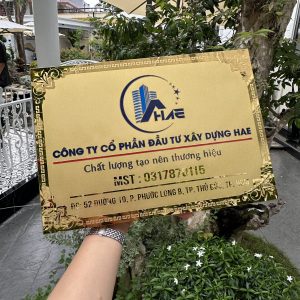 BẢNG, BIỂN CÔNG TY. Inox 304 vàng gương. Dựng chân nổi. Nội dung, họa tiết ăn mòn. Ngoài trời, cao cấp. BCT-QC24H002
