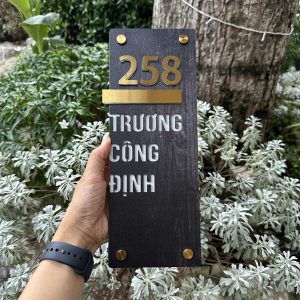 Biển số nhà nền in UV vân gỗ, nội dung nổi inox xước vàng 15x25cm