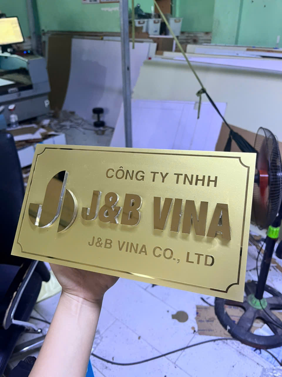 Alternative view of Bảng Tên Công Ty Inox Vàng Xước Chữ Nổi 3D Kim Loại Đẳng Cấp Sang Trọng