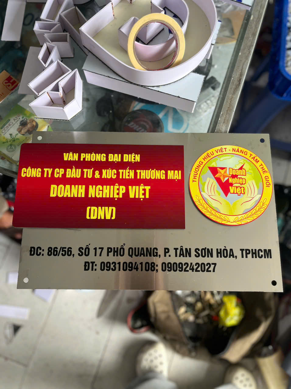 Bảng Tên Văn Phòng Đại Diện Inox Bạc Xước Giật Cấp Khối Mica Đỏ Sang Trọng