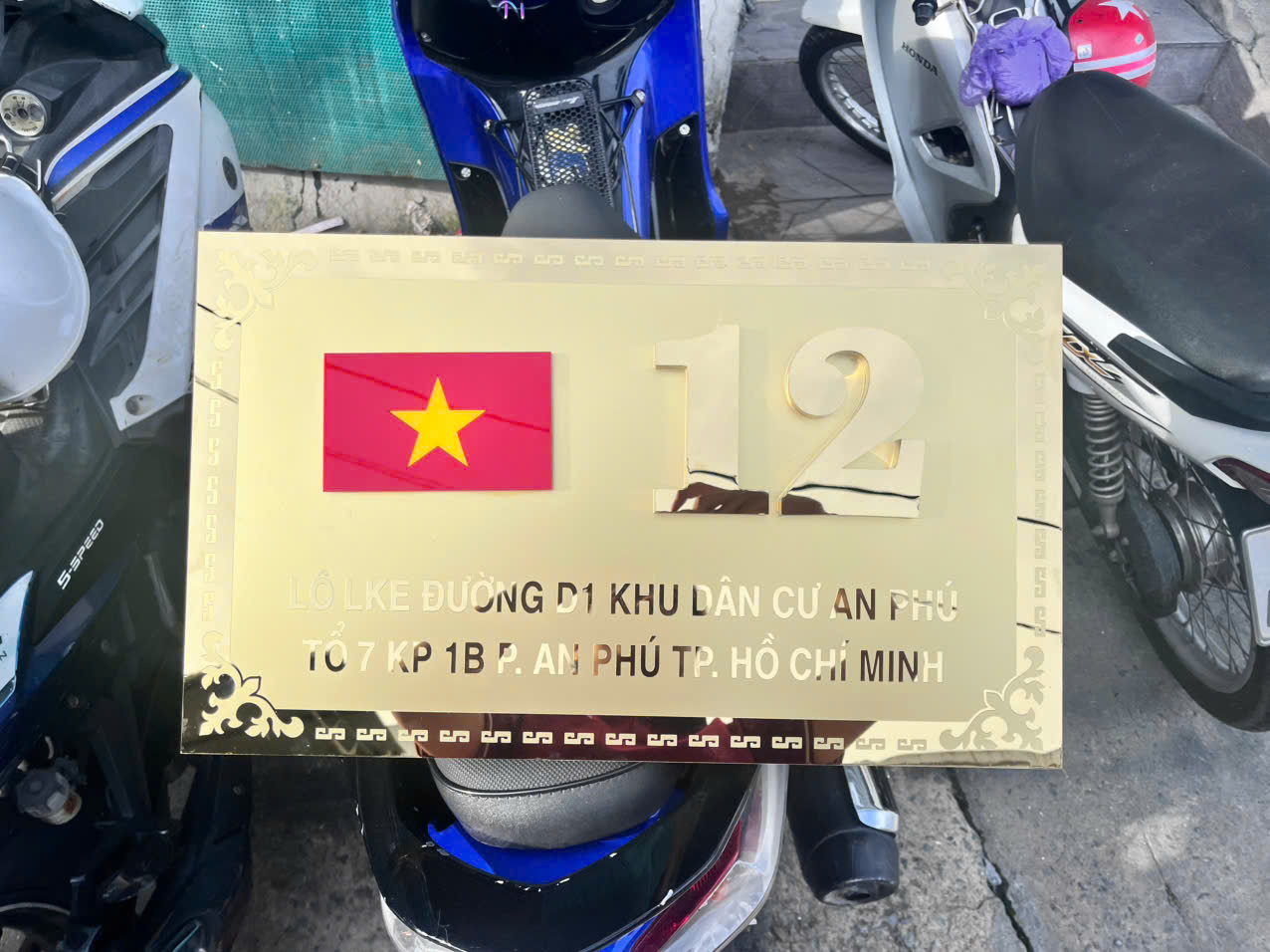 Alternative view of Biển Số Nhà Inox Vàng Gương Chữ Nổi 3D Khắc Cờ Tổ Quốc Sang Trọng