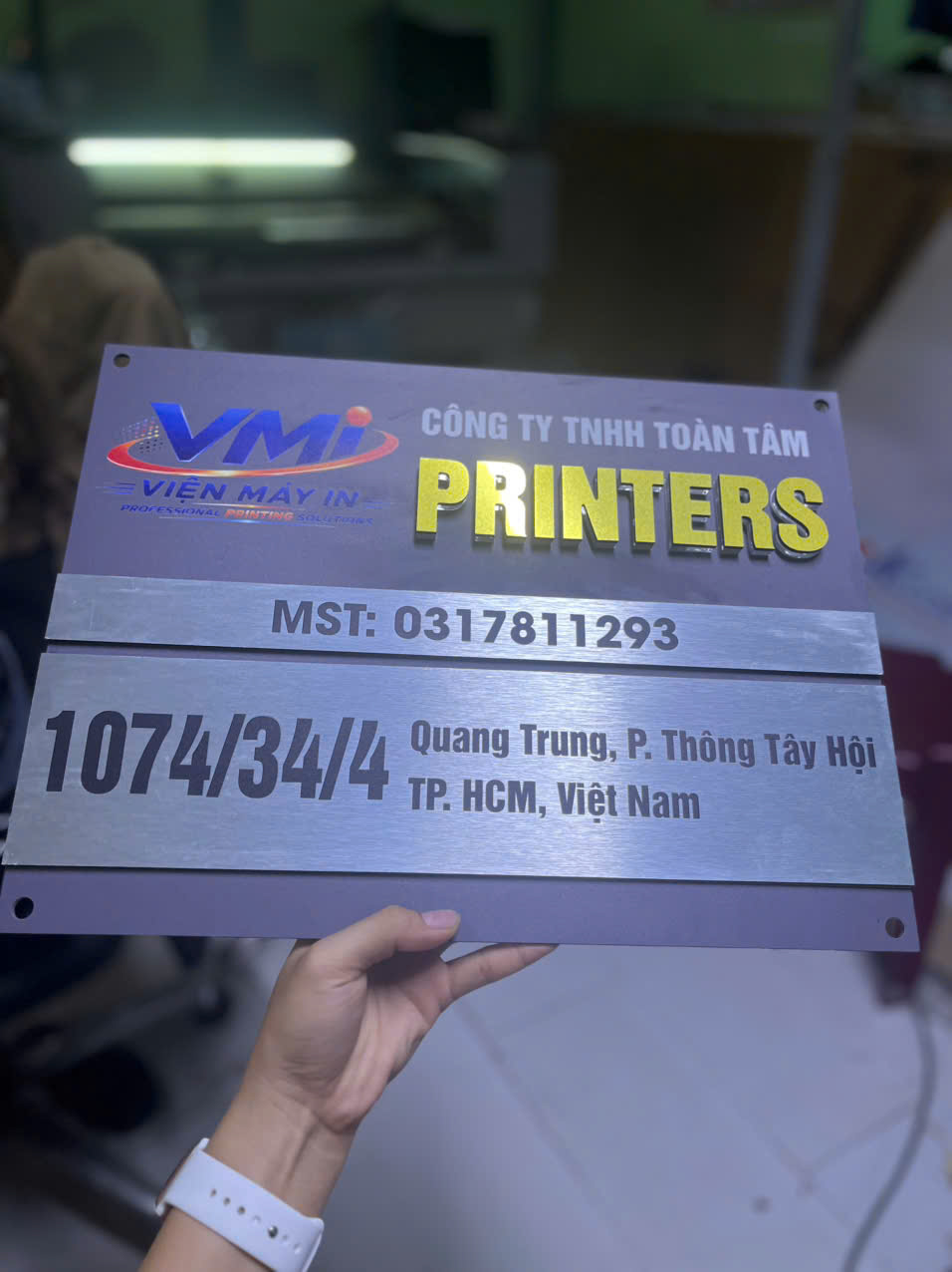 Alternative view of Bảng Tên Công Ty Phối Đa Tầng Alu Bạc Xước Chữ Nổi 3D Đẳng Cấp Hiện Đại