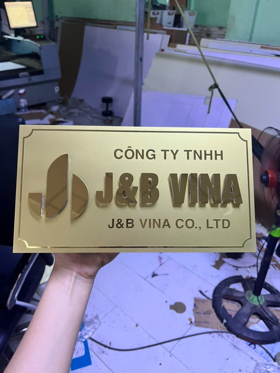 Bảng Tên Công Ty Inox Vàng Xước Chữ Nổi 3D Kim Loại Đẳng Cấp Sang Trọng - Ảnh 3