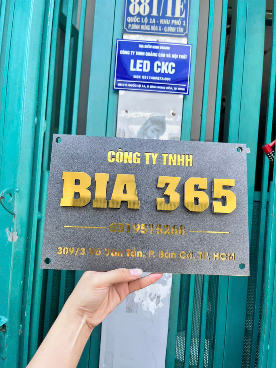 Alternative view of Bảng Tên Công Ty Nền Giả Đá Hoa Cương Chữ Nổi Vàng Gương Sang Trọng