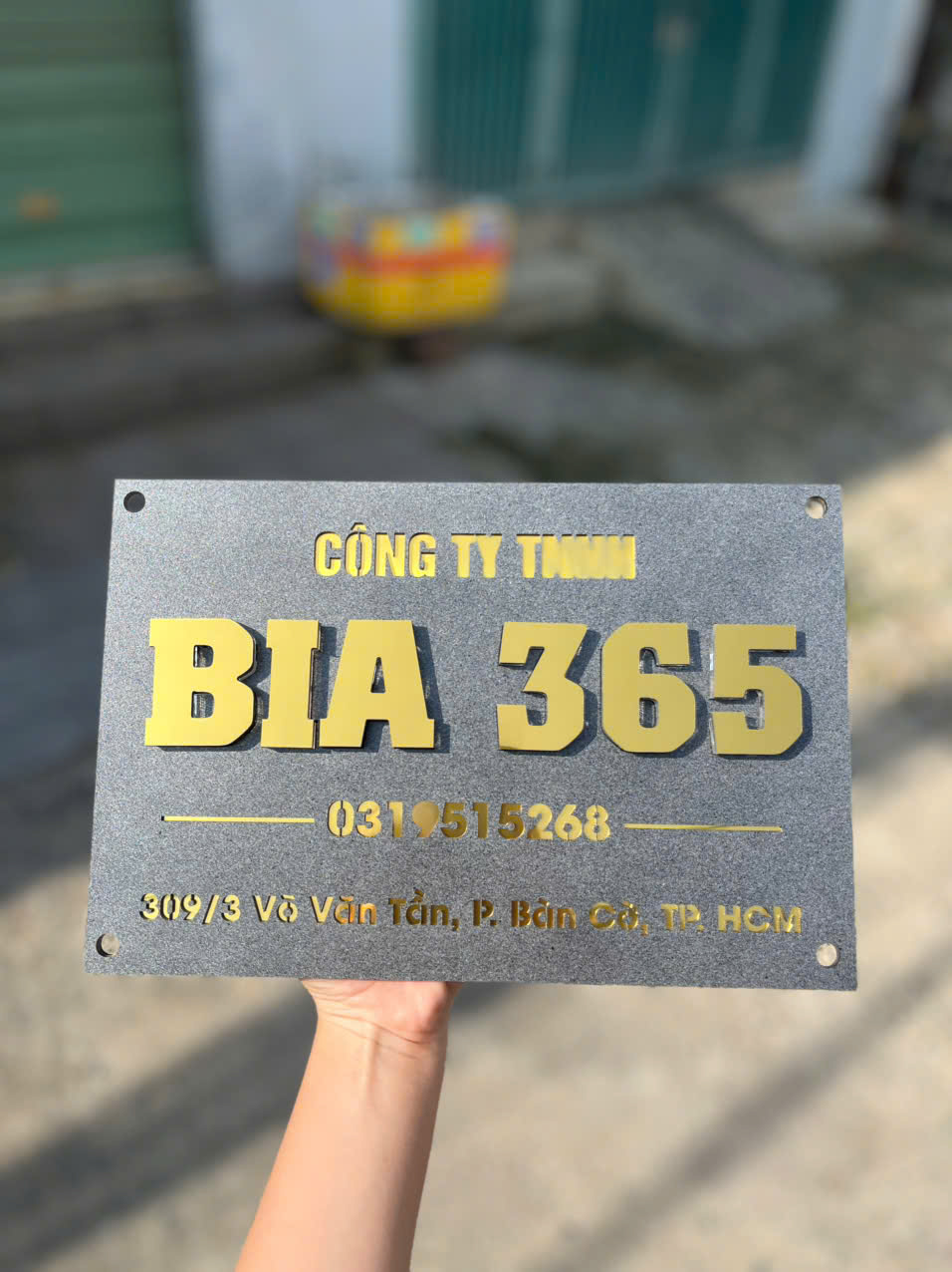 Bảng Tên Công Ty Nền Giả Đá Hoa Cương Chữ Nổi Vàng Gương Sang Trọng - Ảnh 3