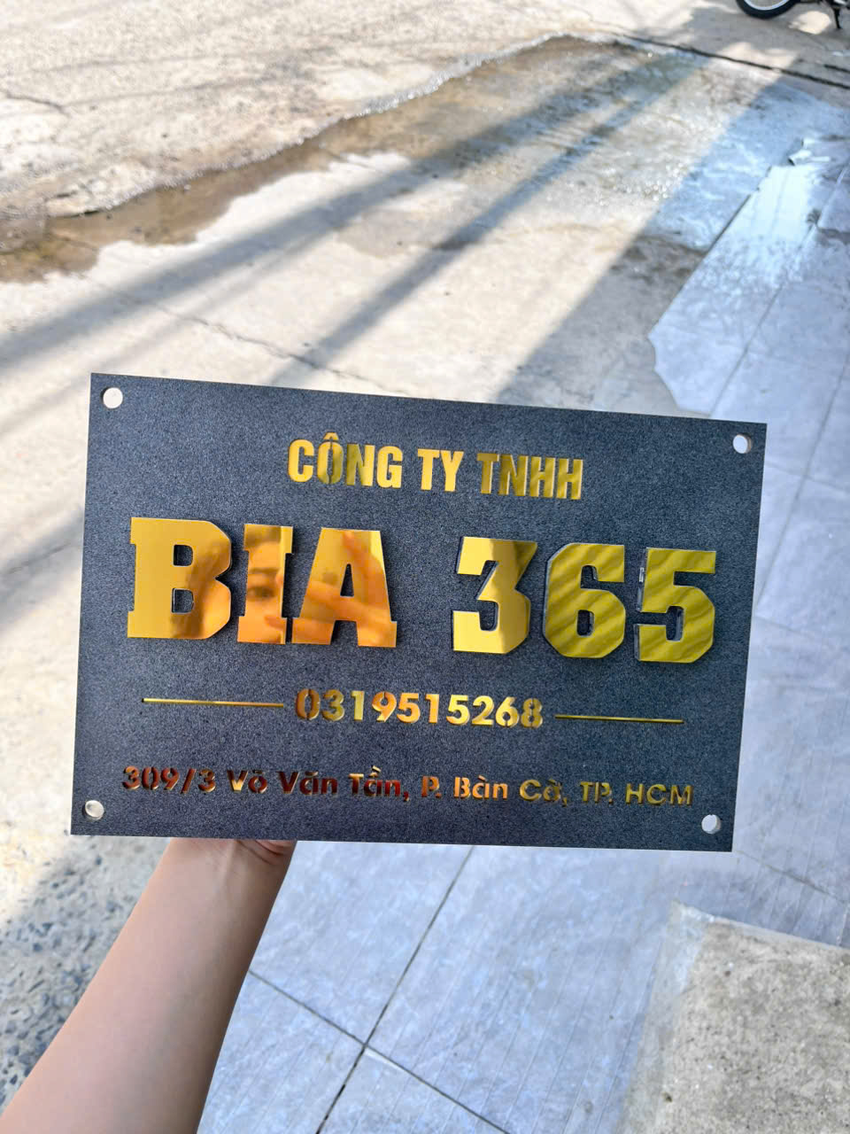 Bảng Tên Công Ty Nền Giả Đá Hoa Cương Chữ Nổi Vàng Gương Sang Trọng - Ảnh 4