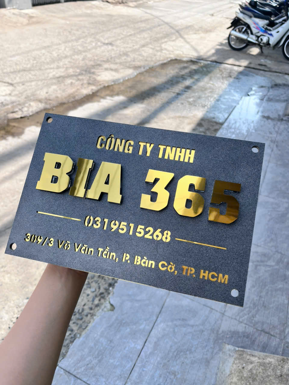 Bảng Tên Công Ty Nền Giả Đá Hoa Cương Chữ Nổi Vàng Gương Sang Trọng - Ảnh 5